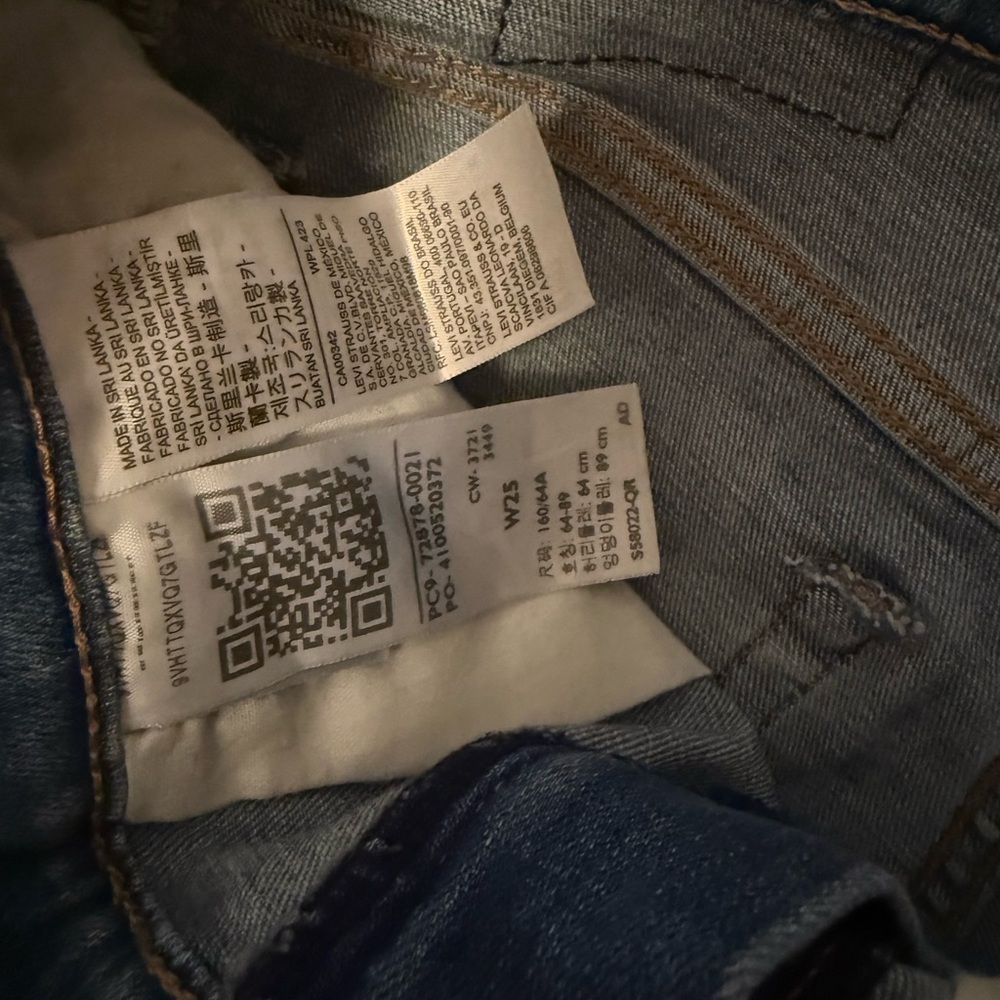 Levi’s High Rise Shorts - Picture 6 of 6